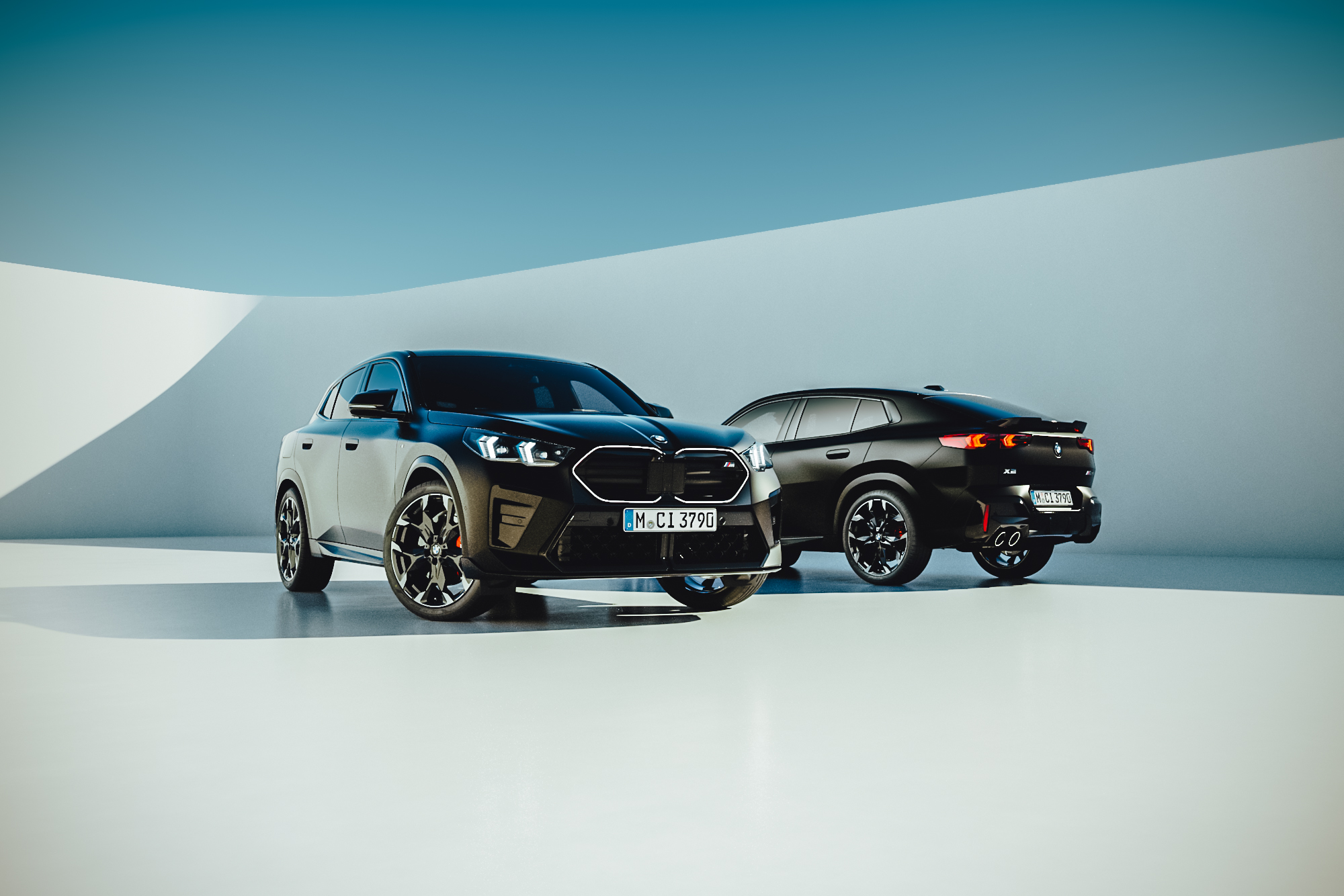 The new BMW X2 M35i xDrive in frozen black metallic (01/2024).